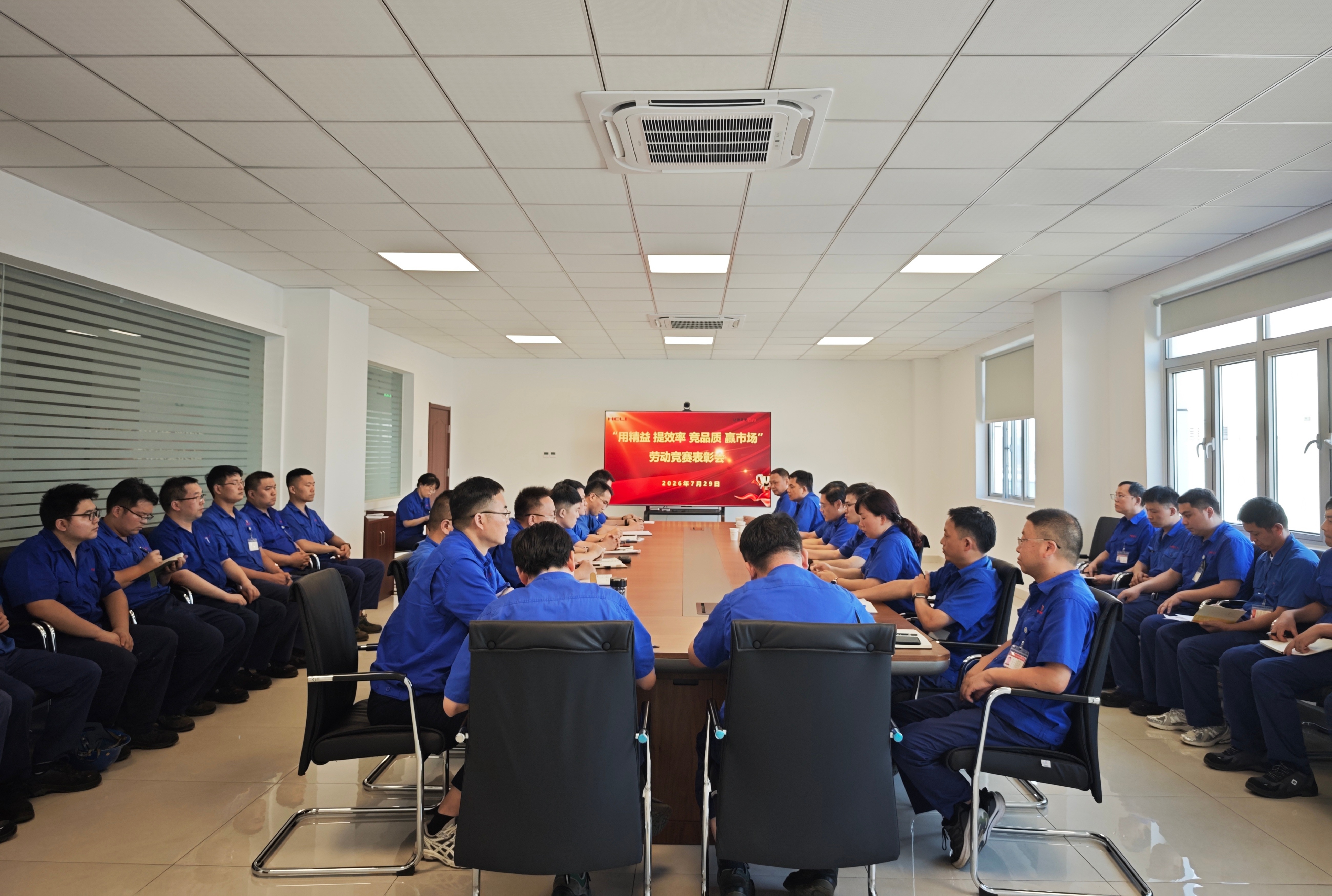 聚会现场_副本.jpg 聚会现场_副本.jpg