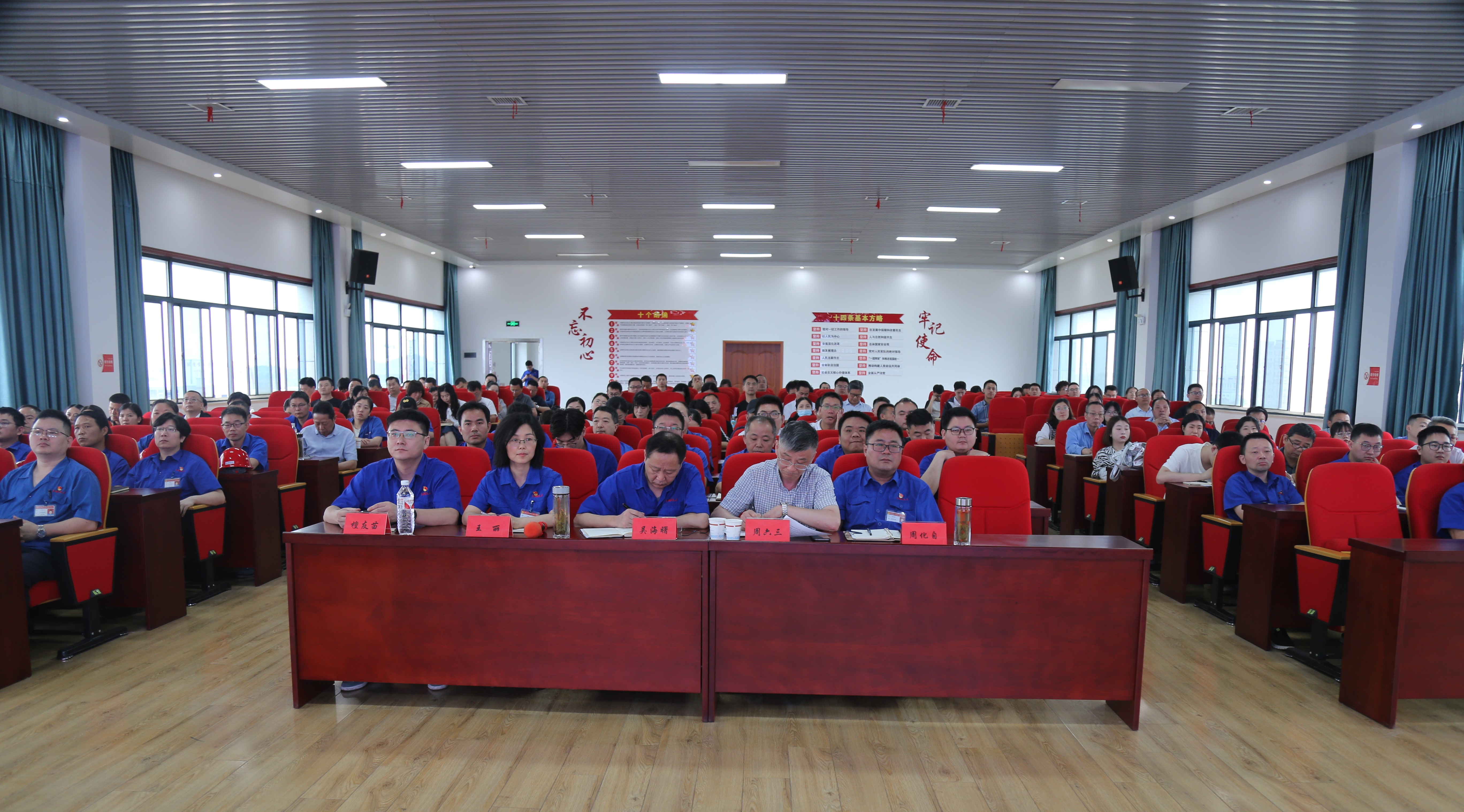 全体党员干部认真聆听宣讲.JPG 全体党员干部认真聆听宣讲.JPG